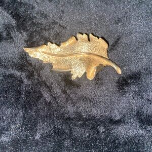 14K Vintage Gold Leaf Brooch